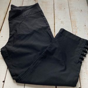 Attyre Black Capris